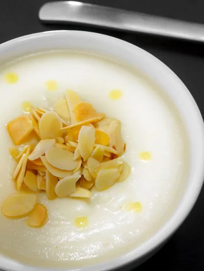 Крем-суп из сельдерея с трюфельным маслом и миндалем