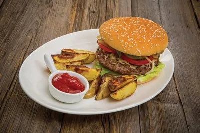 Чизбургер с говядиной коби и запеченным картофелем