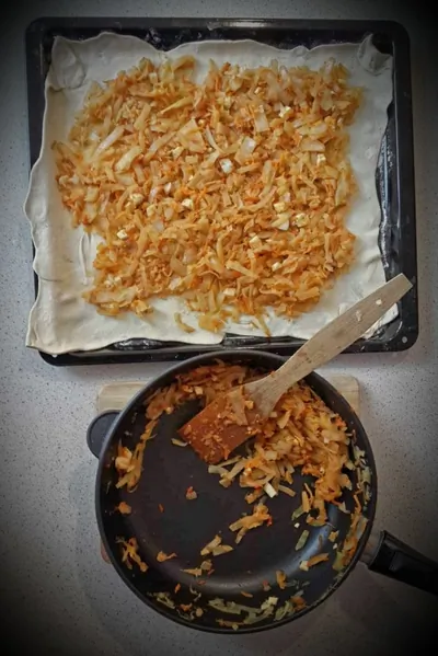 Пирог с капустой, яйцами и томатной пастой