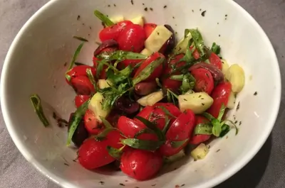 Салат из помидоров черри с тархуном в греческом стиле
