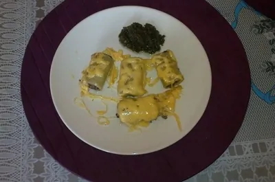 Каннеллони, фаршированные курицей с черносливом, с песто