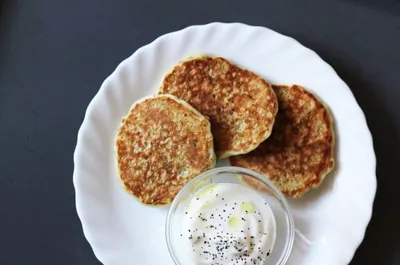 Оладьи с киноа и овощами