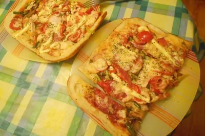 Быстрая пицца с копченой курицей и грибами