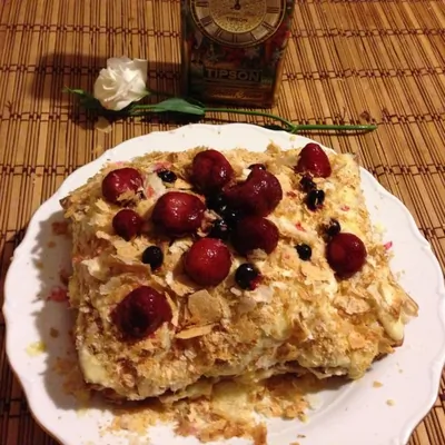 Торт «Наполеон» со свежей клубникой и ликером «Бейлис»