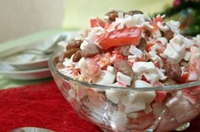 Салат с фасолью и крабовыми палочками под зеленью и чесноком