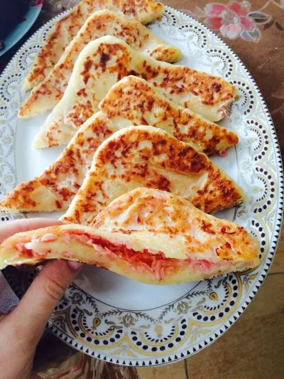 Лепешки с сыром и ветчиной