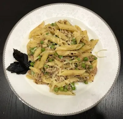 Пенне с тунцом и зеленым горошком