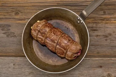 Рулет из говядины с запечеными овощами и бальзамико