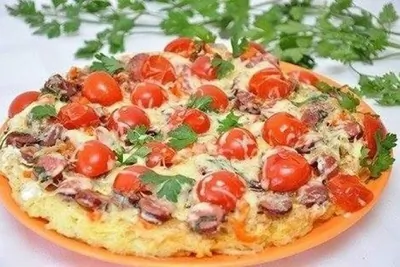 Картофельная пицца с колбасками