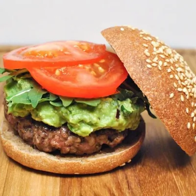 Гамбургер с рукколой и гуакамоле