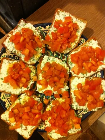 Тосты с творогом, чесноком и зеленью