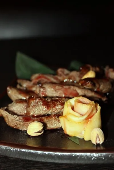 Говядина с яблоками и вишневым соусом