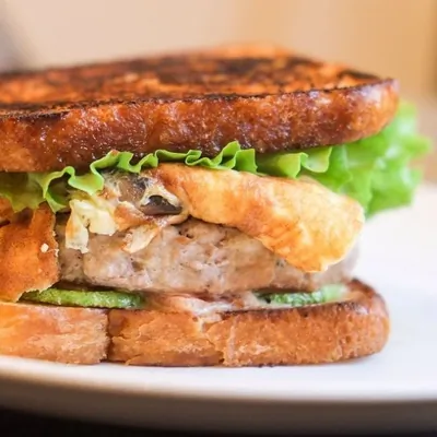 Бургер на тостовом хлебе с цукини, омлетом с шампиньонами и заправкой из домашнего майонеза