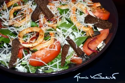 Салат с морскими гадами и гренками из бородинского хлеба