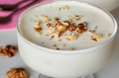 Сметанное желе с ягодами и орехами