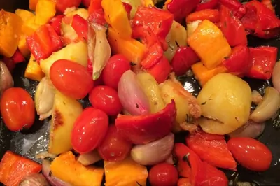 Овощной бейк с соусом из запеченного чеснока