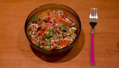 Салат с полбой и помидорами