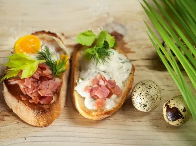 Тосты с брынзой, беконом и перепелиными яйцами