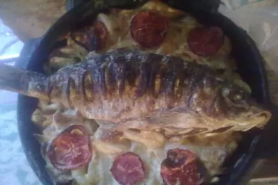Запеченный карп или сазан с картошкой и луком