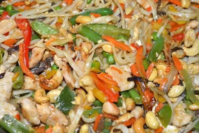 Ло мейн по китайски с курицей и кешью