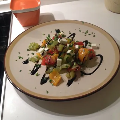 Вегетарианский салат с запечеными перцами и фетой