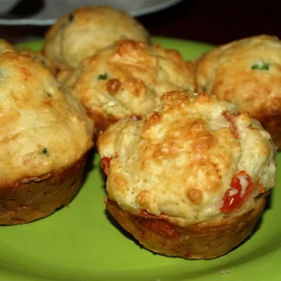 Сырные маффины с помидорами и зеленым луком