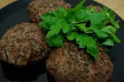 Бифштекс из баранины с зеленью