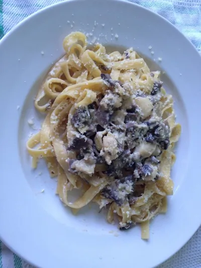 Паста под сливочным соусом с гребешками