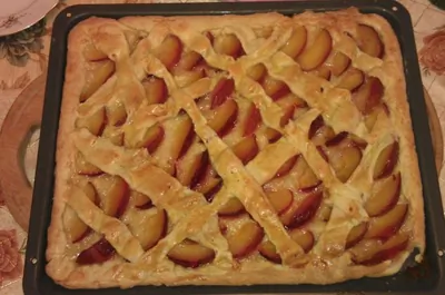 Пирог с красными сливами