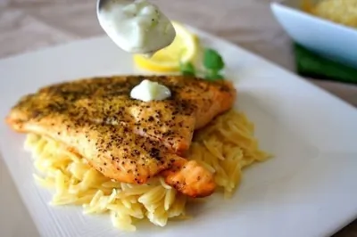 Лосось по гречески с соусом дзадзики