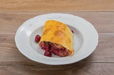 Штрудель с вишней, маскарпоне и миндалем