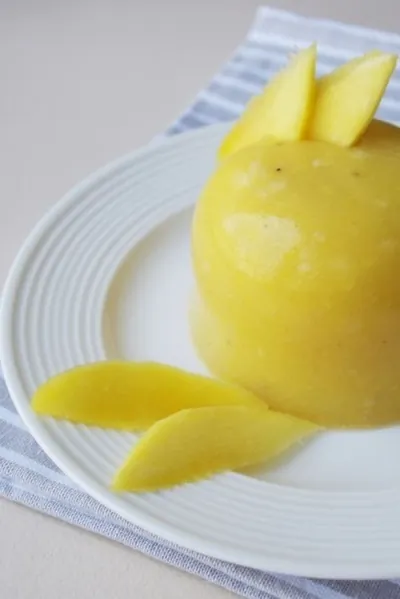 Солнечный десерт из манго и банана