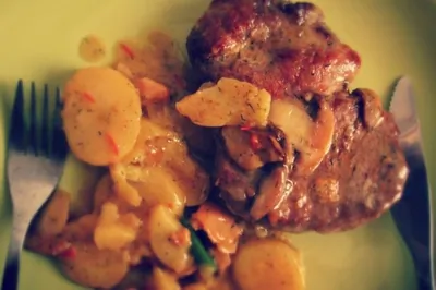 Мясо в сливочном соусе с овощами