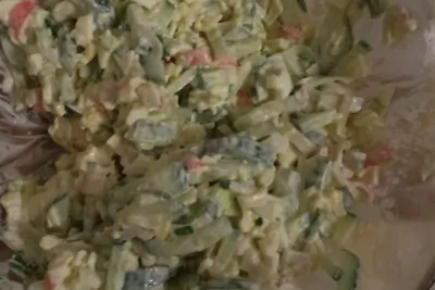 Салат с крабовыми палочками, огурцами и зеленым луком
