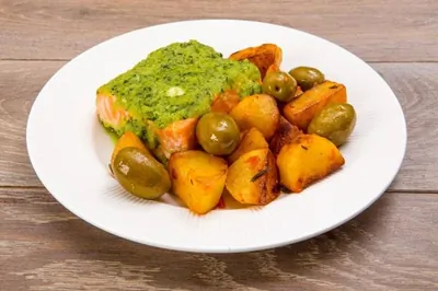Филе семги с базиликом, оливками и картофелем