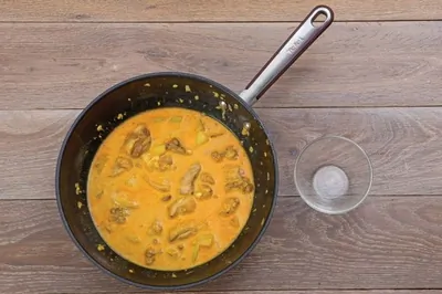 Курица карри с лепешками ротти