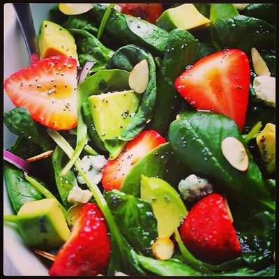 Салат с клубникой, авокадо и шпинатом