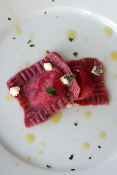 Равиоли со свекольным тестом и тыквой