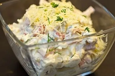 Салат с курицей, ветчиной и сметаной