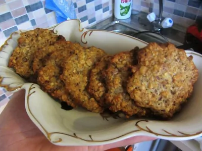 Традиционное овсяное печенье с изюмом и арахисом