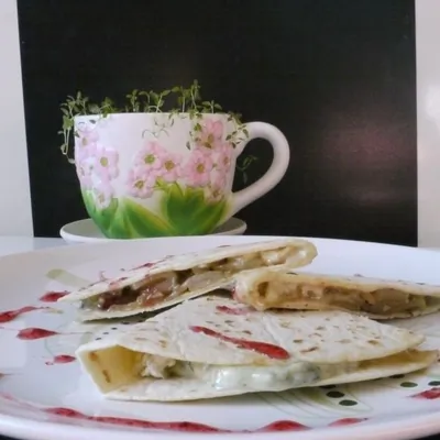 Кесадилья с грушей и сыром