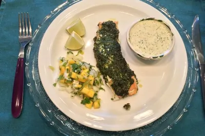 Лосось, запеченный под укропным песто