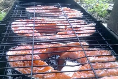 Шашлык из красной рыбы на решетке