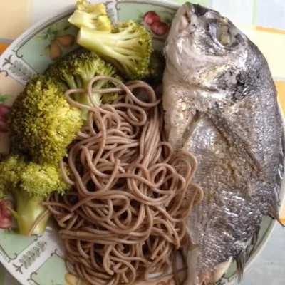 Дорада с лапшой соба и брокколи