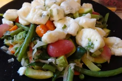 Творожные ньокки на овощной подушке со сливочно-рокфоровым соусом