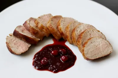 Свинина с соусом из сушеной вишни, меда и гвоздики