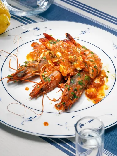 Креветки с помидорами и фетой