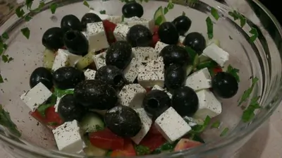 Греческий салат с зеленью