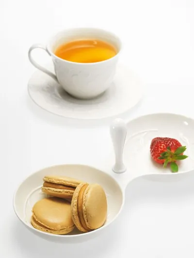 Пирожное макарон с соленой карамелью