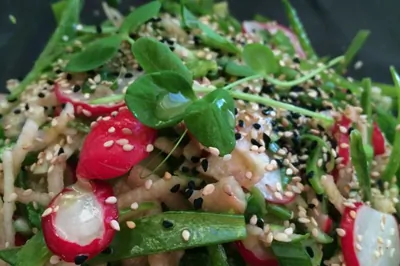 Весенний салат из горошка и редиса с кунжутом